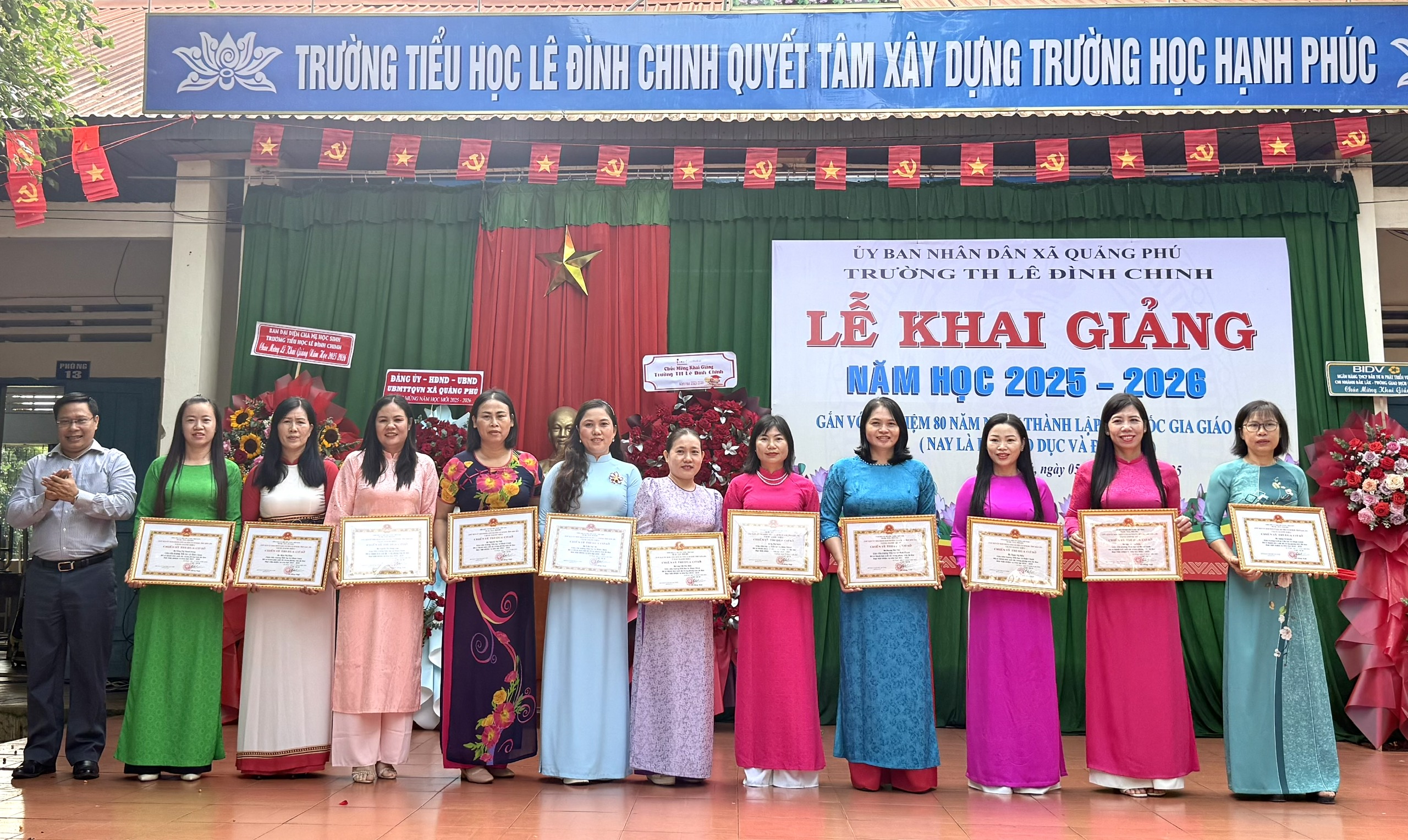 đồng chí Vũ Hồng Nhật – Bí thư Đảng ủy xã trao giấy chứng nhận danh hiệu chiến sỹ thi đua cho các giáo viên